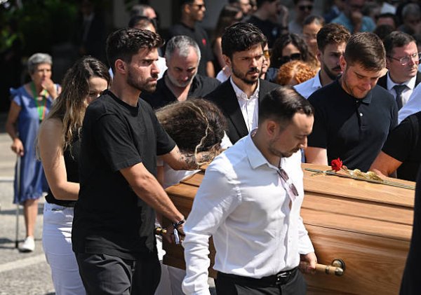 360配资 催泪! 妻子趴在若塔棺木痛哭 葡萄牙队友为他抬棺 利物浦将帅献花